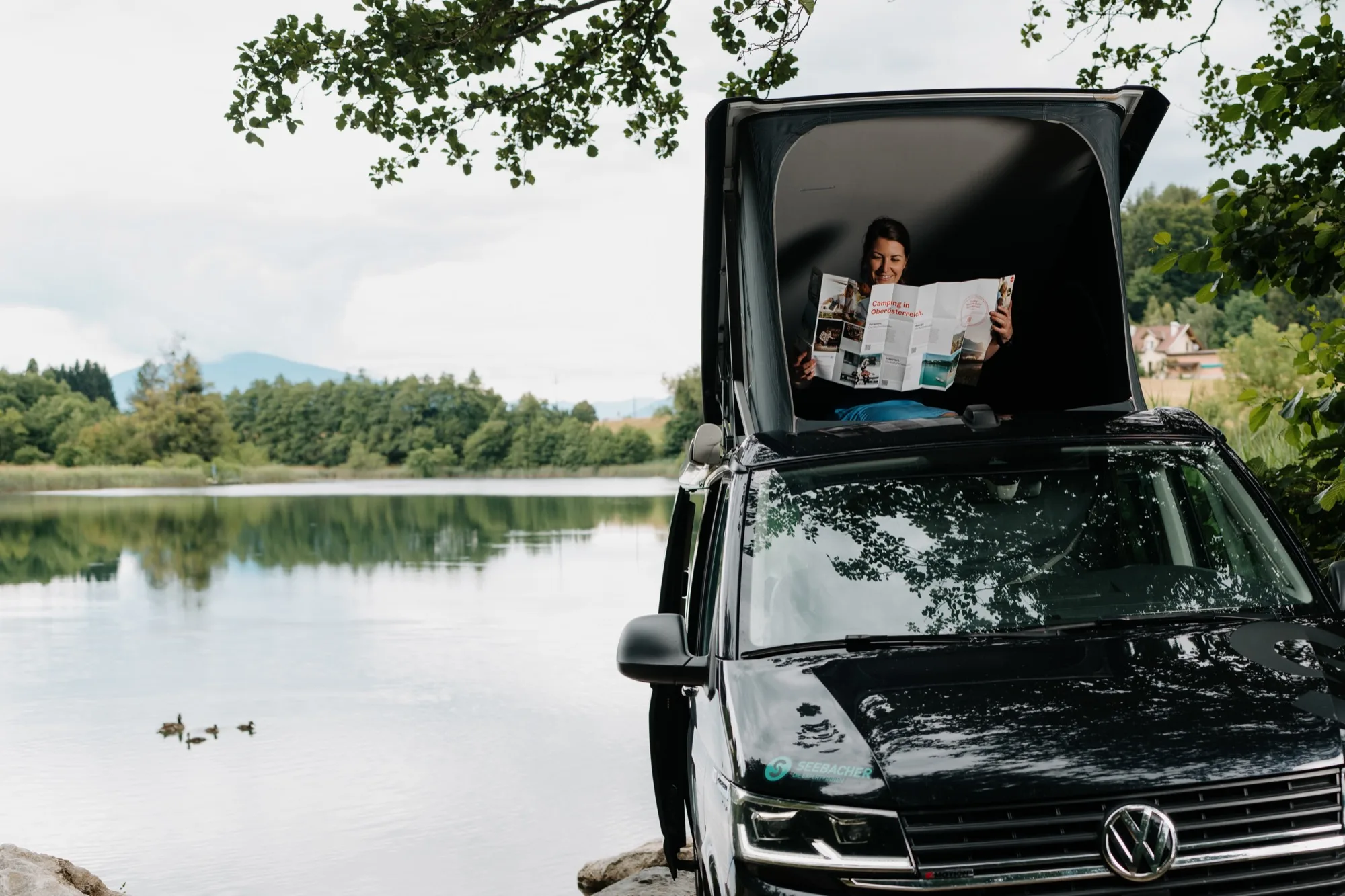 Camping-Faltkarte Oberösterreich im VW Campervan am See – s-format Pocketguide in Anwendung