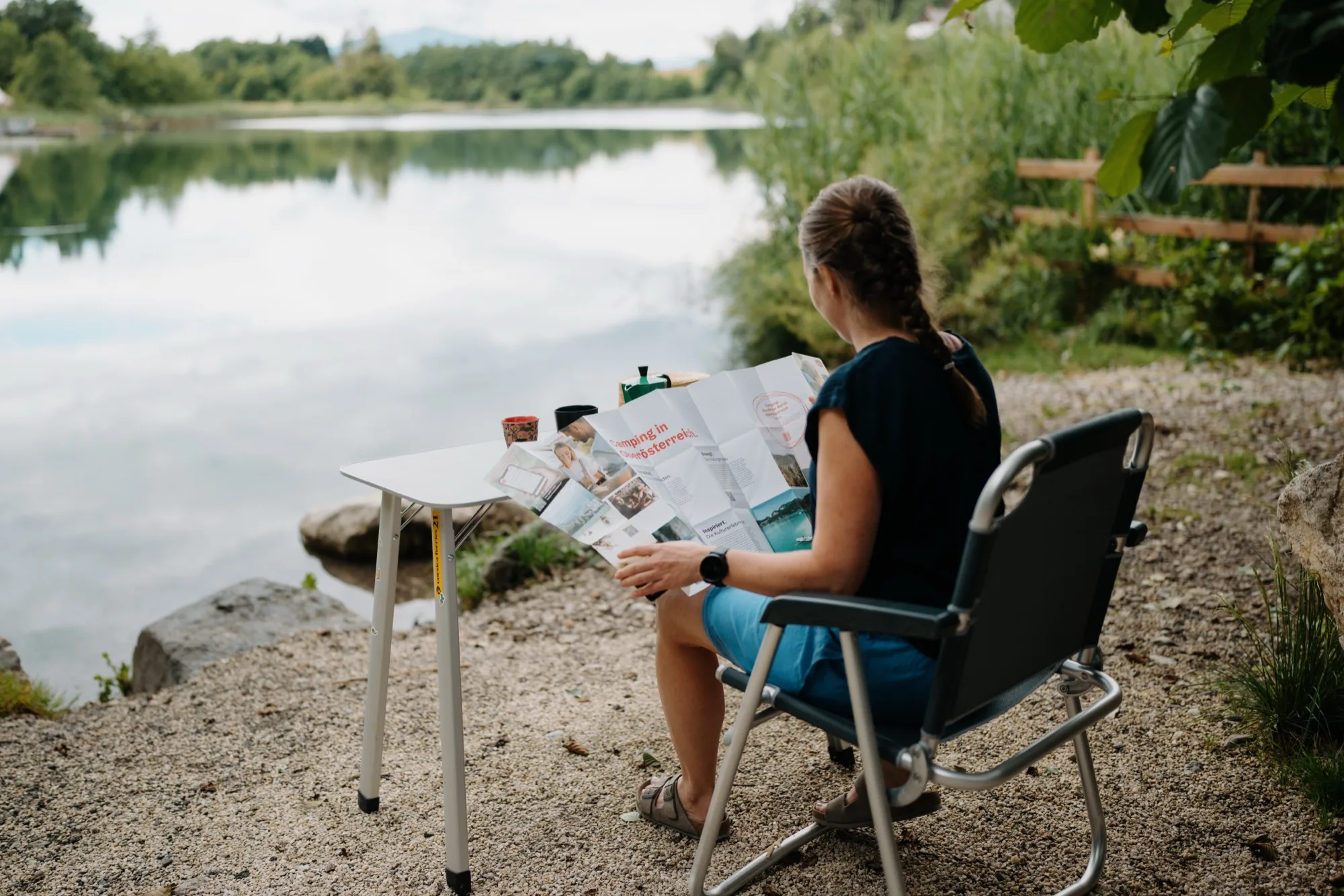 Camping-Guide Oberösterreich Faltkarte aufgeklappt am See – alle Infos auf einen Blick