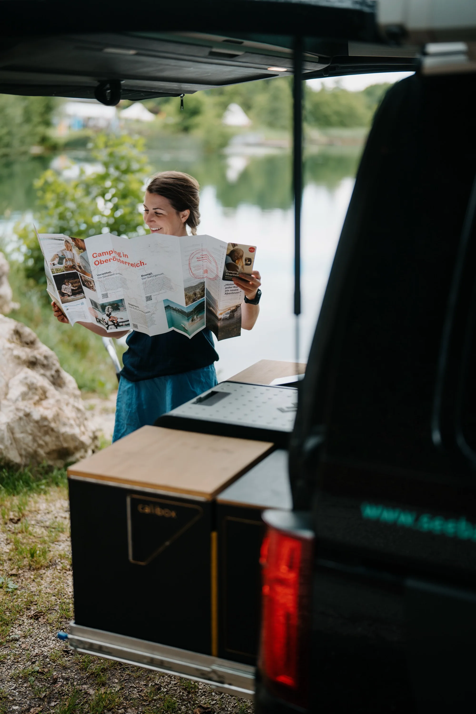 Pocketcard Camping in Oberösterreich – Twin-Card aufgefaltet am Campervan mit Seeblick
