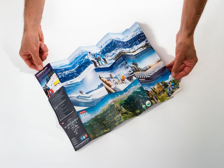 Faltplan in den Händen — Qualität die man spürt