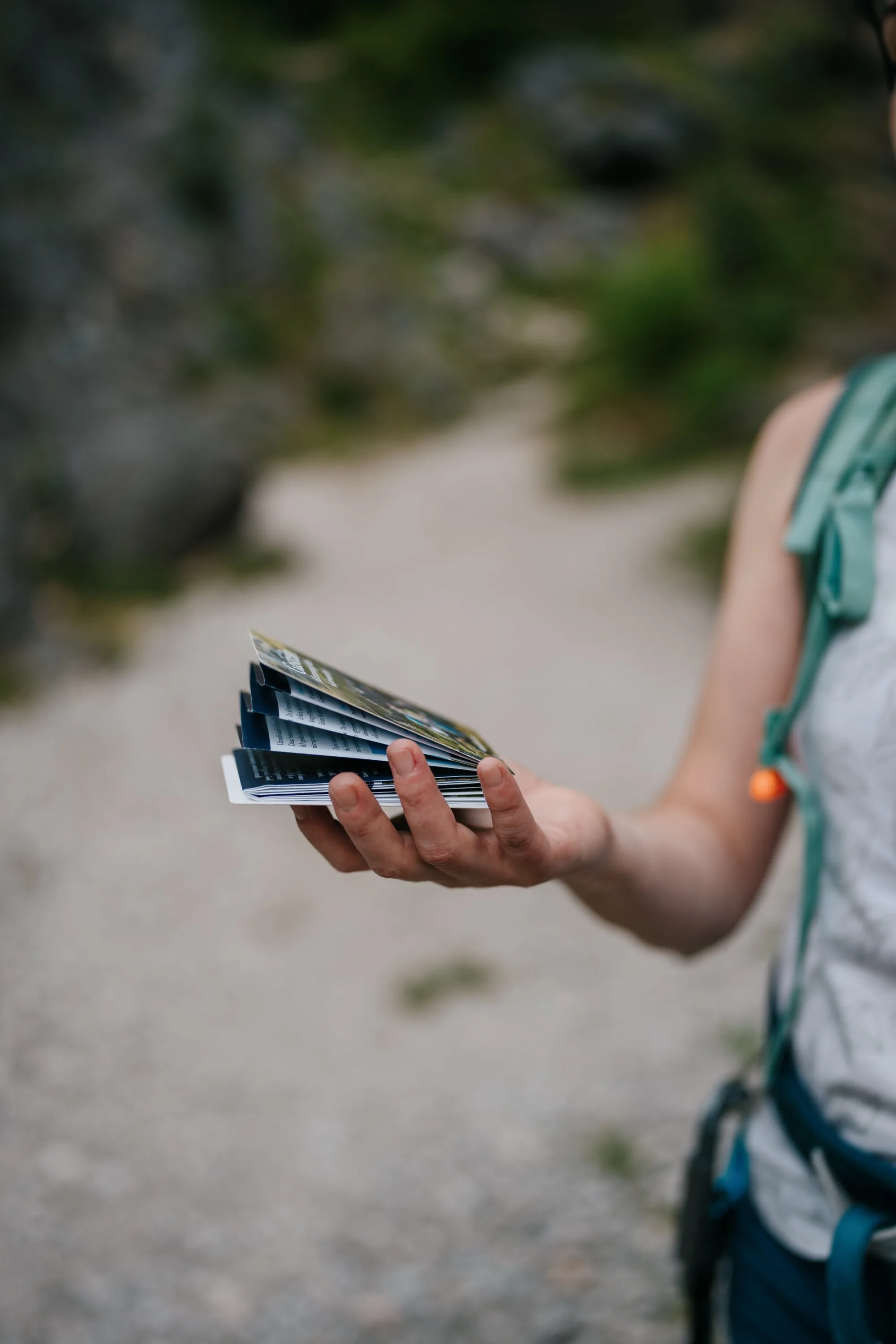 Zusammengefalteter Klettersteig-Guide Gasteinertal in der Hand – kompaktes s-format passt in jede Tasche