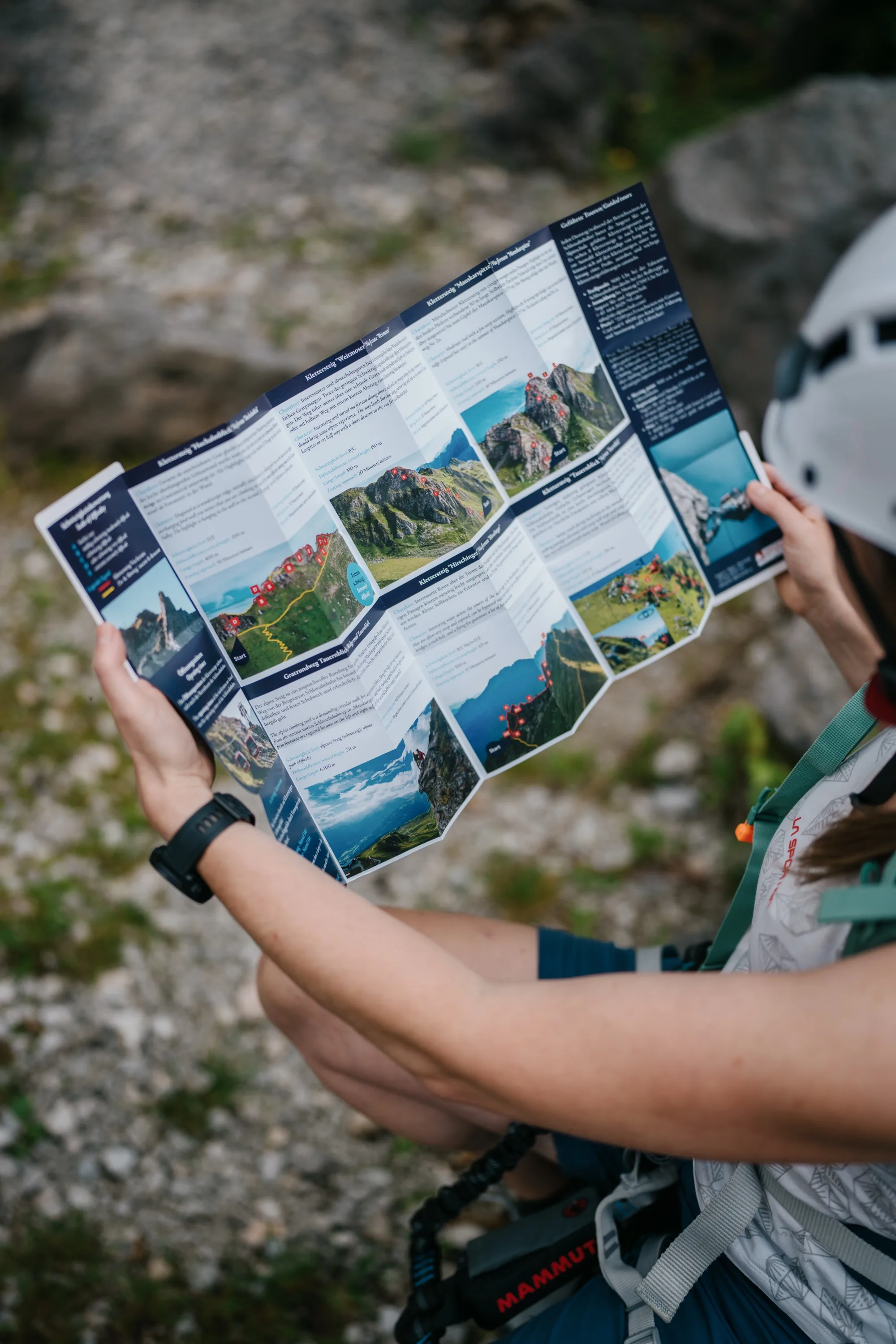 Aufgefaltete Twin-Card Klettersteig-Guide Gasteinertal mit Routenübersicht und Bergpanorama-Fotos