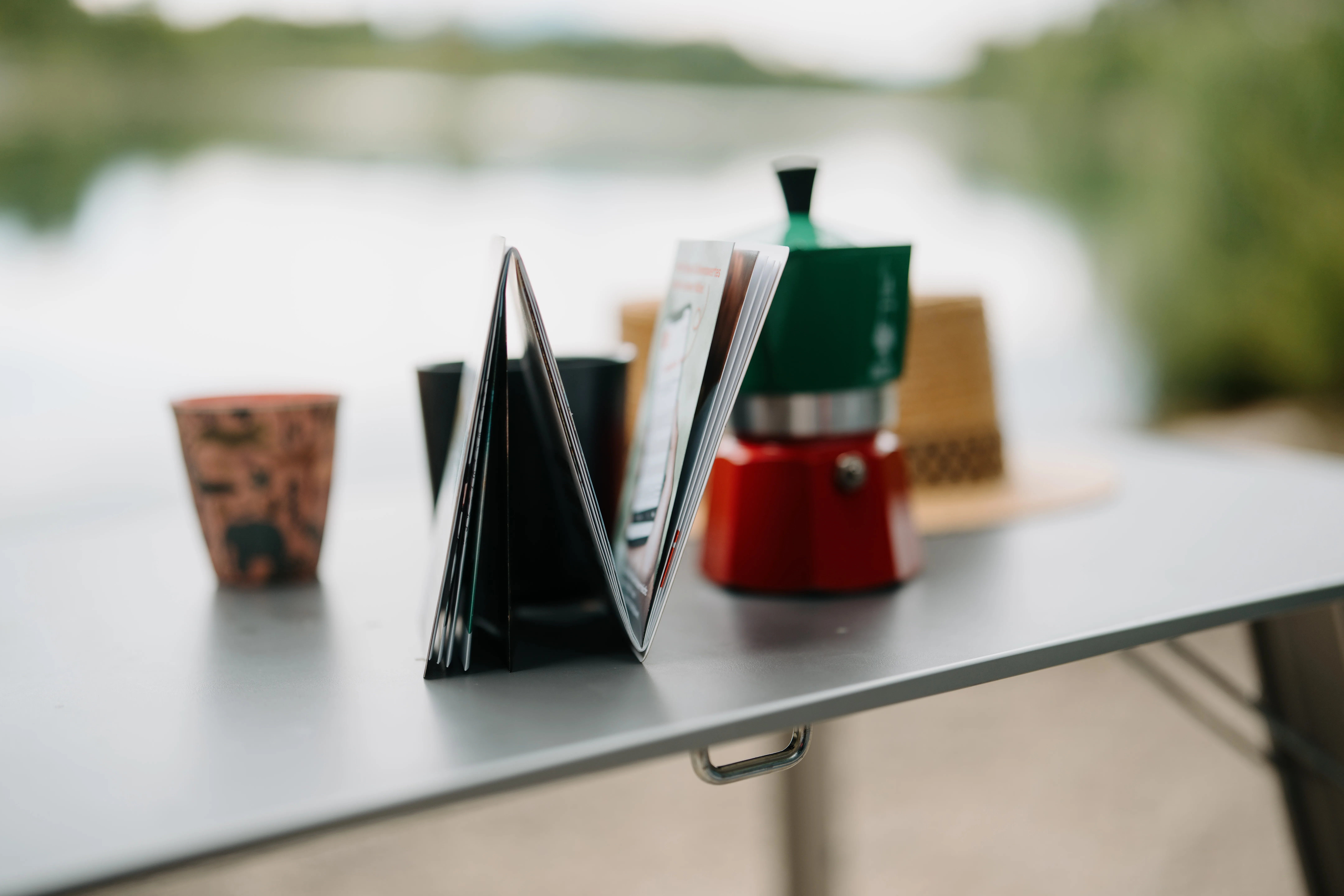 Karte am Campingtisch neben Kaffee