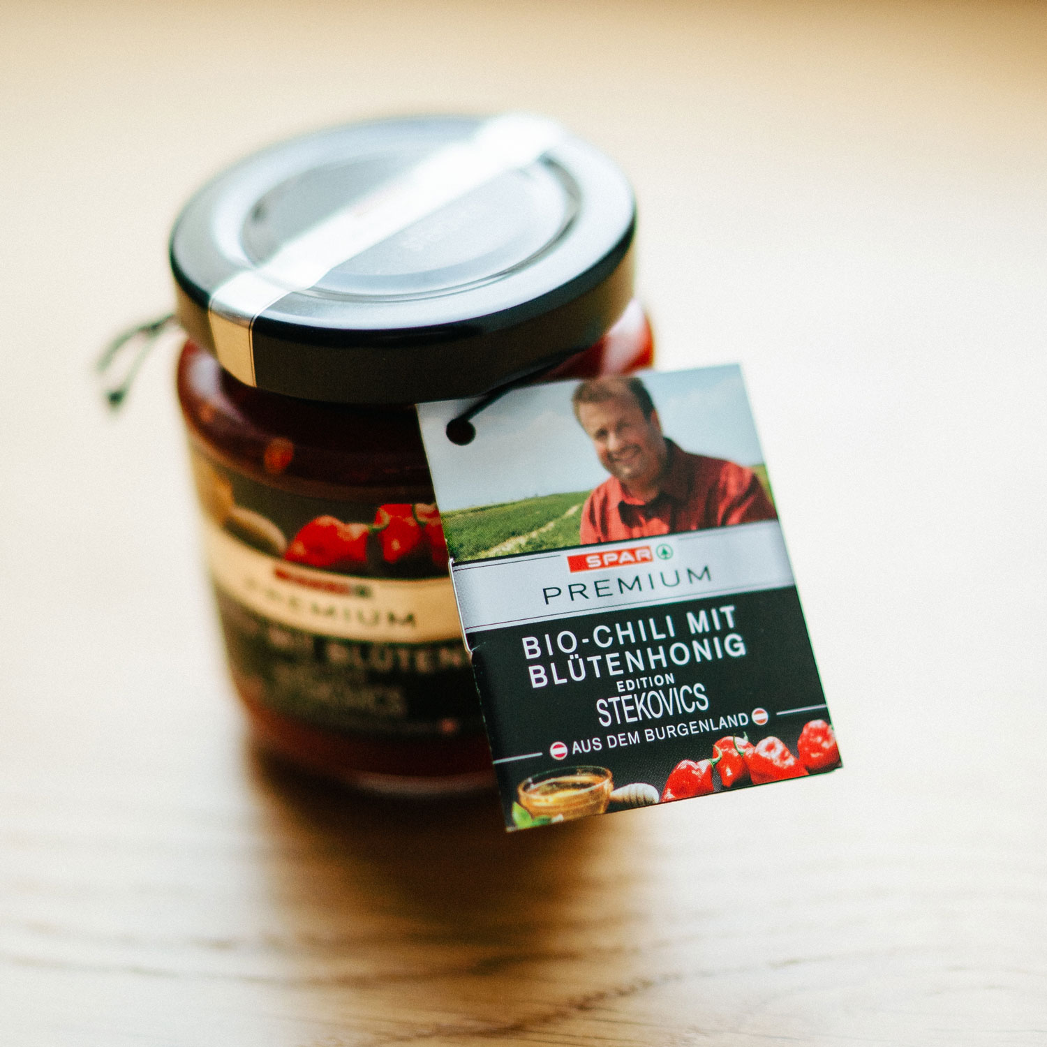 SPAR Produktanhänger an Honigglas