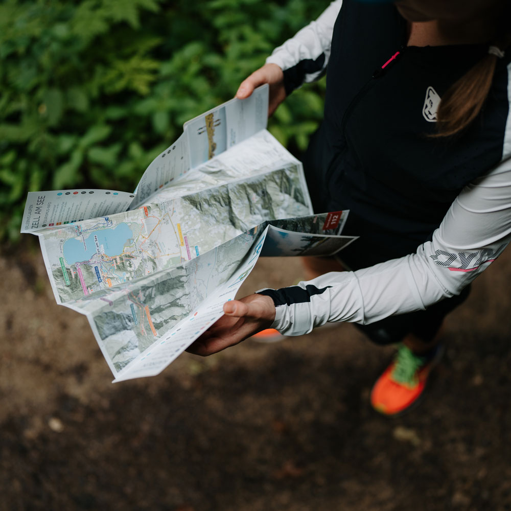 Twin-Card Wanderkarte wird in der Natur aufgeklappt