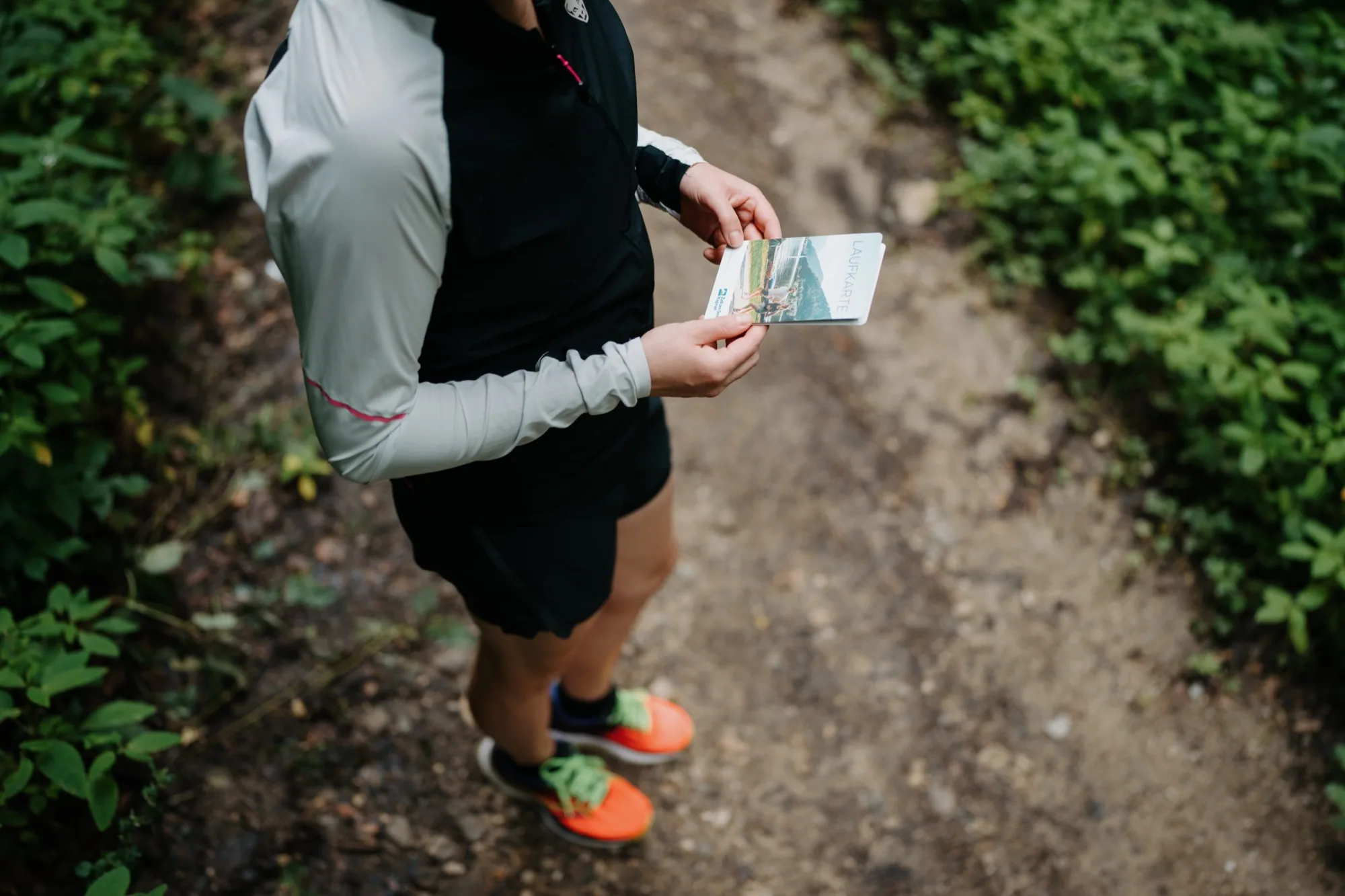Twin-Card Laufkarte Zell am See – zusammengeklappte Faltkarte im kompakten Taschenformat beim Laufen
